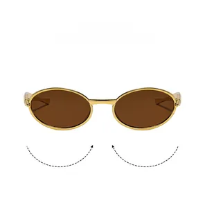 Gros plan sur les lunettes de soleil ovales en métal doré avec verres teintés marron