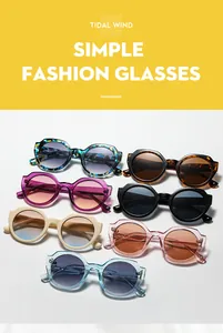 Collection de lunettes de soleil rétro tendance en sept couleurs avec montures géométriques