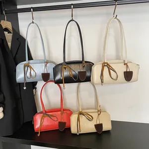 Sac à bandoulière rétro en cinq couleurs avec nœud et décoration d'étiquette en cuir