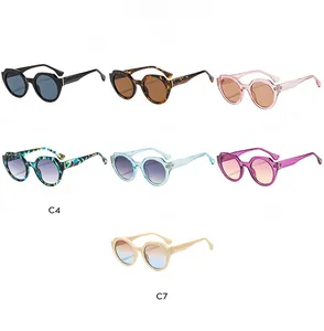 Collection de sept lunettes de soleil rondes rétro en diverses couleurs sur fond blanc