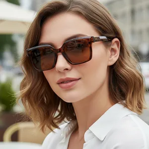Quadratische Y2K-Sonnenbrille mit Schildpatt-Muster und braunen Verlaufsgläsern