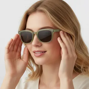 Lunettes de soleil carrées vert sauge avec verres marron et détails de rivets