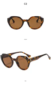 Vues de face et de côté de lunettes de soleil rétro en écaille avec verres marrons