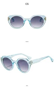 Vues frontale et latérale de lunettes de soleil rondes bleu clair à verres dégradés violets