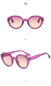 Vues de face et de côté de lunettes de soleil rondes avec monture violette et verres dégradés