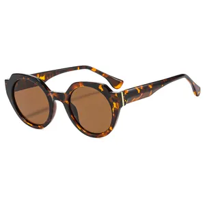 Lunettes de soleil rondes rétro en écaille avec verres bruns et détails dorés