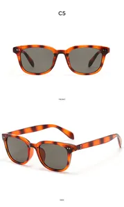 Détails de lunettes carrées vintage écaillées avec rivets argentés et verres gris