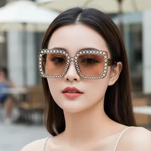Lunettes de soleil carrées Y2K avec strass et verres dégradés marron sur mannequin