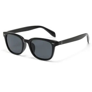 Lunettes de soleil carrées noires vintage avec verres gris et rivets métalliques