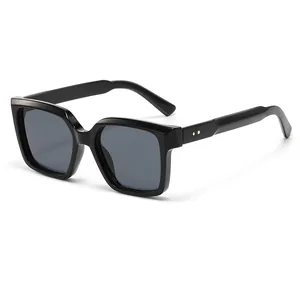 Y2K-Stil quadratische Oversize-Sonnenbrille in Schwarz mit goldenen Nieten auf weißem Grund
