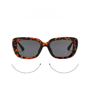 Détail de lunettes de soleil carrées écaille de tortue avec rivets métalliques