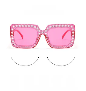Détail de lunettes de soleil carrées Y2K roses avec monture ornée de strass étincelants