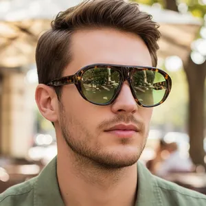 Lunettes de soleil aviateur oversize en écaille avec verres verts portées par un mannequin