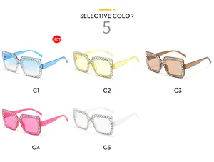 Détail de cinq paires de lunettes de soleil carrées Y2K avec montures incrustées de strass