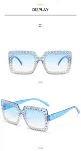 Vue détaillée de lunettes de soleil carrées Y2K bleu clair avec monture strass et verres dégradés