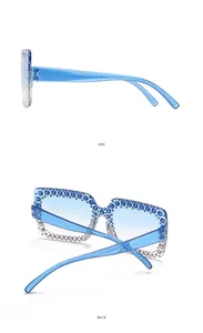 Vues latérale et arrière des lunettes de soleil carrées Y2K bleues avec strass