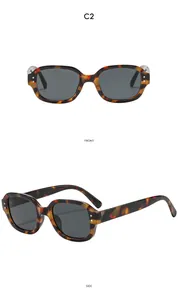 Retro-Sonnenbrille mit quadratischem Schildpattrahmen, Metallnieten und grauen Gläsern