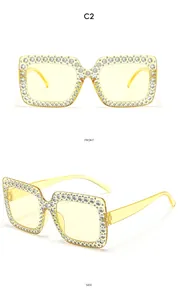 Vues avant et latérale de lunettes de soleil carrées jaunes avec strass argentés brillants