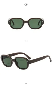 Makro-Detail einer Retro-Quadrat-Sonnenbrille mit Metallnieten und grünen Gläsern