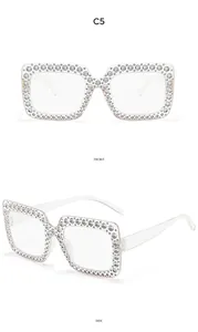 Gros plan des lunettes de soleil carrées Y2K avec strass en vues de face et de profil