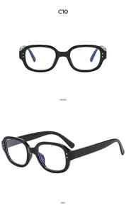 Vorder- und Seitenansicht schwarzer quadratischer Sonnenbrille mit silbernen Nietenakzenten