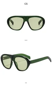 Détail des lunettes de soleil pilote surdimensionnées vert foncé avec verres verts clairs et numéros