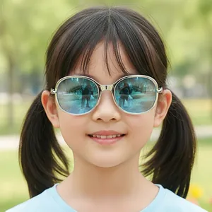 Enfant portant des lunettes de soleil vintage bleues avec monture argentée en plein air