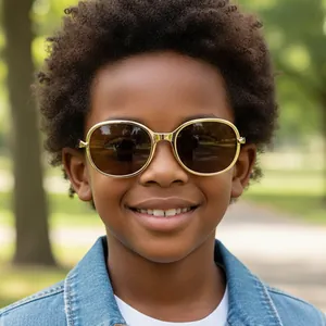 Lunettes de soleil ovales dorées pour enfants avec verres foncés portées
