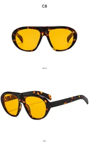 Vues détaillées de face et de côté de lunettes punk surdimensionnées avec verres jaunes