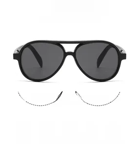 Dettaglio della montatura aviator nera con lenti UV400 e design a doppio ponte per bambini