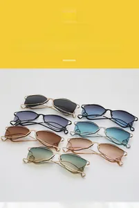 Détail de lunettes de soleil géométriques sans monture avec verres teintés et métal