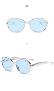 Détail de lunettes de soleil carrées en métal argenté avec verres bleu clair, modèle C7