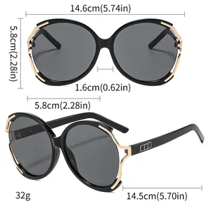 Vue détaillée des lunettes de soleil noires oversize avec clip métal et dimensions