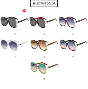 Sélection de lunettes de soleil rétro à large monture en sept coloris avec détails en métal