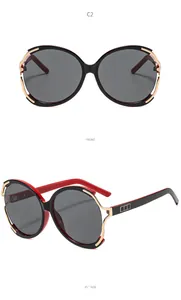 Vues de face et à 45 degrés de lunettes de soleil noires surdimensionnées à détails dorés