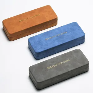 Trois étuis à bijoux rectangulaires en microfibre marron, bleu et gris avec dorure à l'or