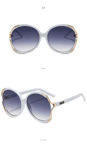 Détails de lunettes de soleil blanches avec verres dégradés violets et décor doré