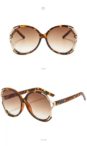 Détail de lunettes de soleil oversize écaille de tortue avec bordures en métal doré