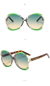 Détail de lunettes de soleil rétro oversize avec monture verte et verres dégradés