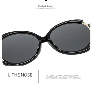 Détail des plaquettes de nez souples ergonomiques et charnières dorées de lunettes de soleil