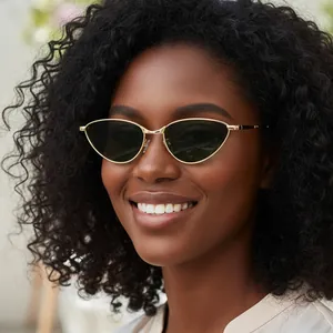 Lunettes de soleil rétro œil-de-chat monture métallique dorée et verres sombres tendance