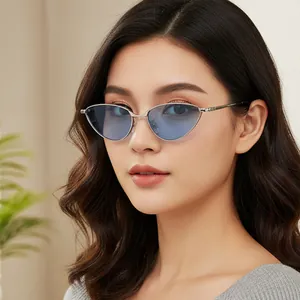 Lunettes de soleil œil-de-chat ovales en métal avec monture argent et verres bleus