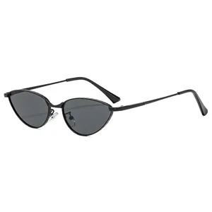 Lunettes de soleil œil de chat ovales en métal rétro avec monture noire et verres gris