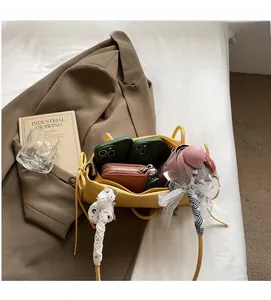 Geräumiges Innenfach der gelben Baguette-Tasche mit Litschimuster und Spitzendetails