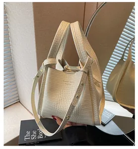 Détail d'un sac seau blanc crème avec texture crocodile et bandoulière réglable pratique