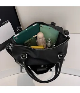Vista dall'alto dello spazioso interno della borsa tote grande in pelle martellata nera