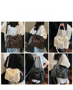 Borsa tote in ecopelle con diverse opzioni di trasporto e dettagli con nappine