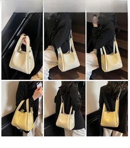Vues multiples d'un sac seau beige à motif crocodile sous différents angles de style