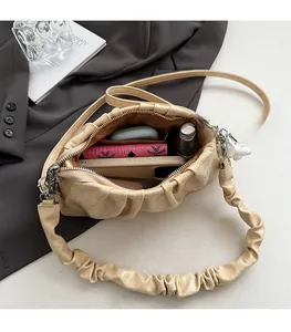 Vue intérieure du sac à bandoulière beige en PU montrant la capacité de rangement