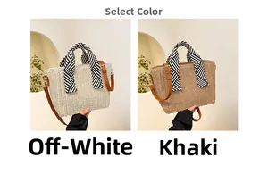 Vue détaillée des sacs cabas en paille tissée beige et kaki avec foulards en soie rayés